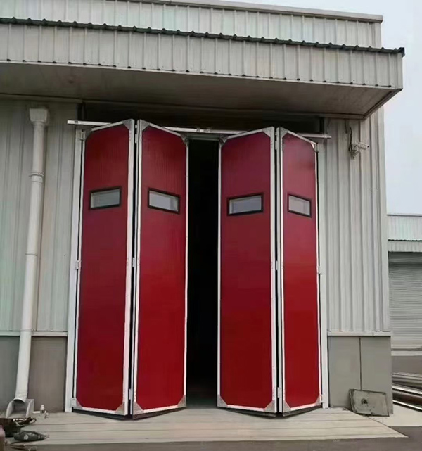 文县工业折叠门在大型装配车间出入口的应用实例 文县工业折叠门在大型装配车间出入口的应用实例